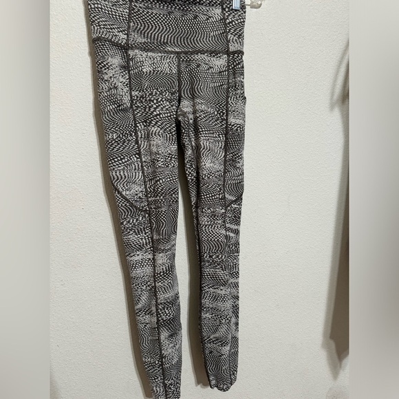 Lululemon leggings size 4 - Picture 3 of 9